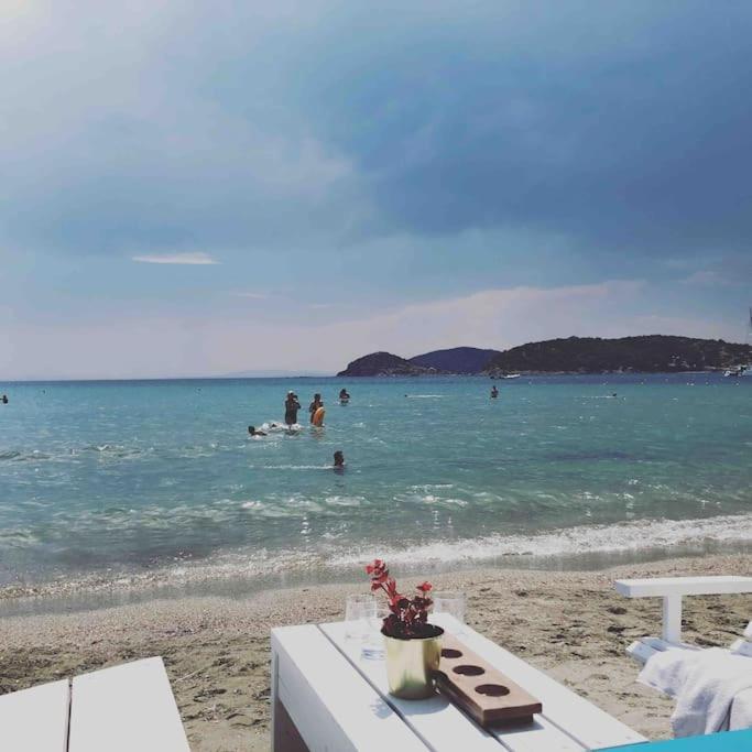 Riviera Beach, Seaside Spacious Apt. Anáviszosz Kültér fotó
